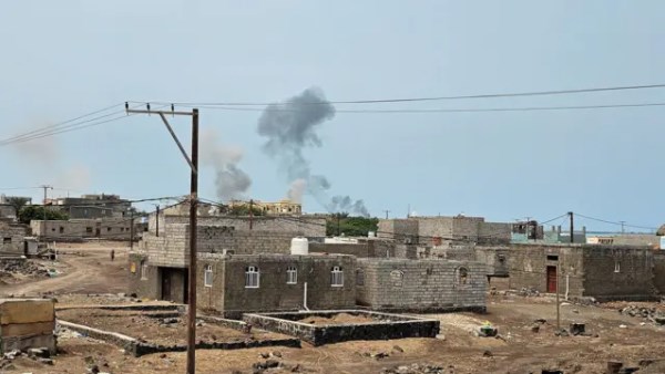 القوات المسلحة اليمنية: غارات جوية استهدفت إمدادات ومواقع للحوثيين في المخا وذو باب بالساحل الغربي