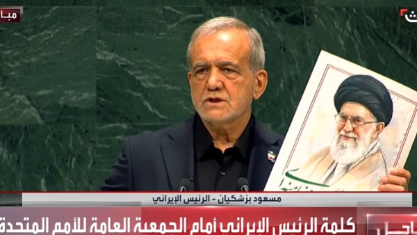 اغتالوه بدون إطار قانوني أو سبب.. رئيس إيران يرفع صور خامنئي في الأمم المتحدة