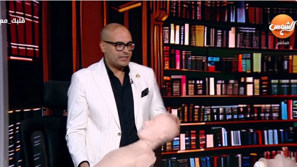 كل ثانية بتفرق.. مدرس تمريض يشرح طريقة إجراء الإنعاش القلبي الرئوي لإنقاذ مصاب توقف قلبه