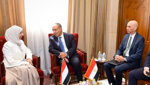 وزير الخارجية يلتقي نظيرته اليمنية ويبحث سبل دعم الاستقرار في اليمن وتعزيز العلاقات الثنائية