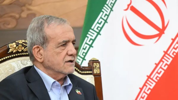 بزشكيان يكشف تفاهمًا مع عُمان بشأن مضيق هرمز.. وشرط إيراني لفتحه بالكامل