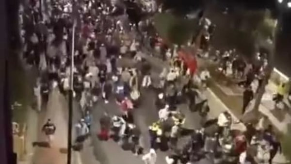 آلاف المهاجرين يركضون في شوارع سبتة.. تدافع وغاز مسيل للدموع داخل مخيم الإيواء