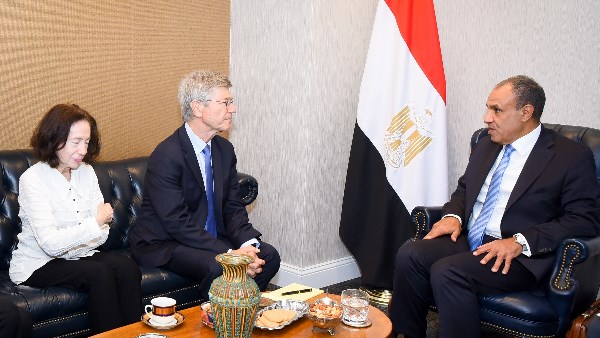 وزير الخارجية يلتقي جيفري ساكس لبحث التغير المناخي وتمويل أهداف التنمية المستدامة