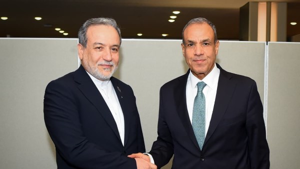وزير الخارجية يبحث مع نظيره الإيراني جهود خفض التصعيد واستئناف المسار الدبلوماسي بين طهران وواشنطن