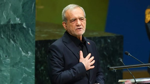 الرئيس الإيراني: التقيت مجتبي خامنئي قبل شهر.. والمرشد الأعلى بصحة جيدة ويوجه قيادتنا