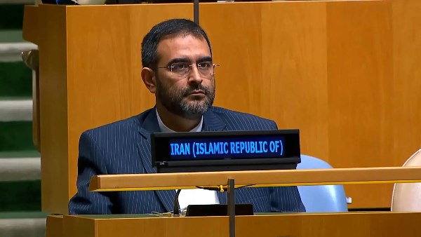 مقعد أشعل الجدل.. من هو ناصر أسدي الدبلوماسي الإيراني الذي بقي وحيدا أمام خطاب ترامب؟