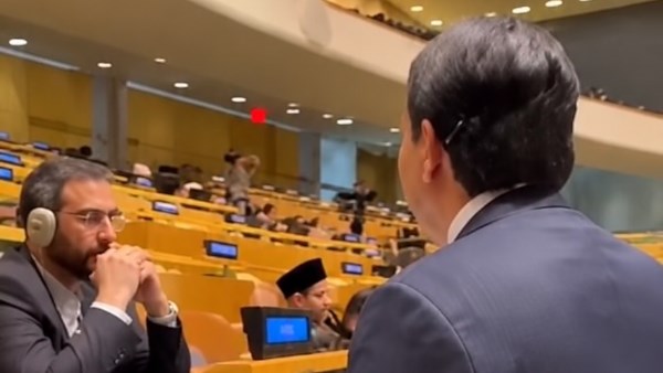 عقب خطاب نتنياهو .. سفير إسرائيل لدى الأمم المتحدة يحاول تسليم ممثل إيران جهاز «ستارلينك»