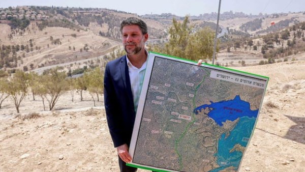 سموتريتش يتهم المدعي العام الإسرائيلي بالتدخل في الانتخابات بسبب تجميد طرح مناقصة E1