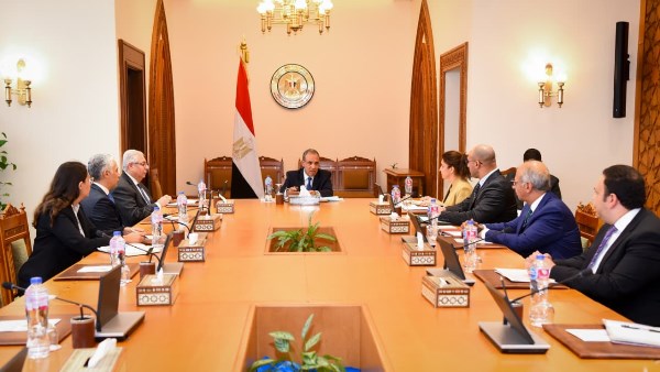 وزير الخارجية يبحث مع قطاع الهجرة تعزيز مسارات الهجرة النظامية ومكافحة الاتجار بالبشر