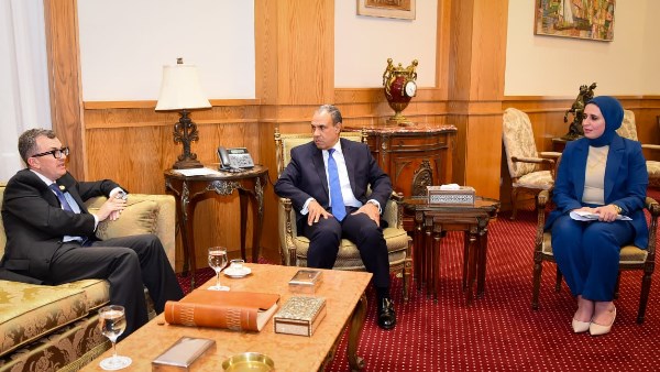 وزيرا الخارجية والتخطيط يبحثان توسيع التعاون مع مؤسسات التمويل الدولية