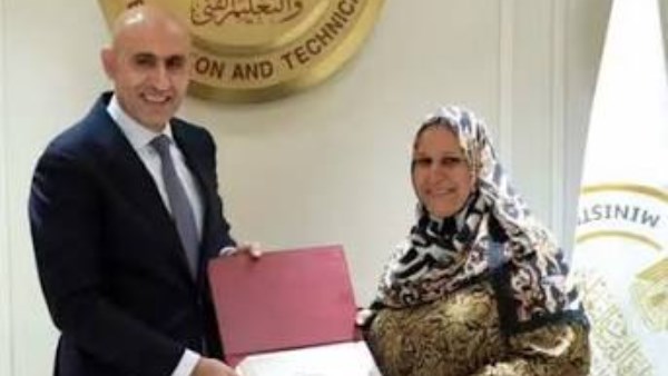 أنقذت مدرستها من راتبها الشخصي.. صالحة أبو الفضل تكشف كواليس تكريم وزير التعليم