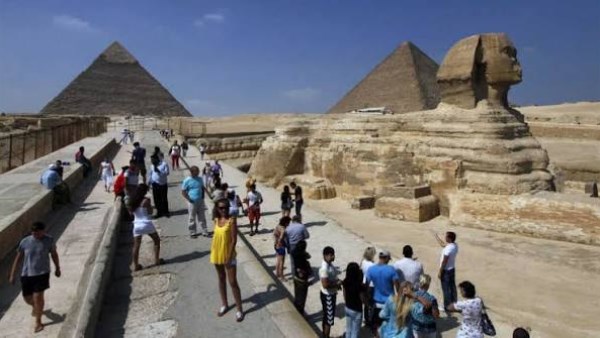أستاذ اقتصاديات السياحة: الذكاء الاصطناعي يتدخل في اختيار الوجهات والفنادق وشركات الطيران