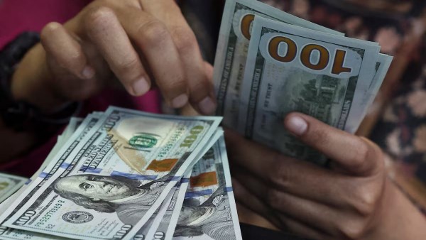 الدولار يعزز مكاسبه بدعم توقعات رفع الفائدة.. والين يتراجع متجاوزا 160 للدولار