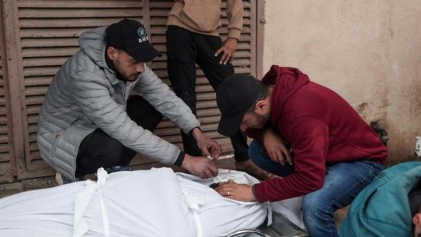 استشهاد فلسطيني متأثرا بإصابته في دير البلح وسط قطاع غزة.. واقتحامات لبلدة تقوع بالضفة