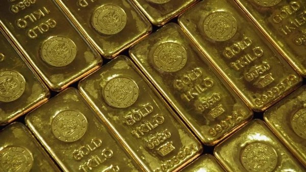 الذهب يتراجع تحت ضغط توقعات الفائدة الأمريكية وتصاعد توترات الشرق الأوسط