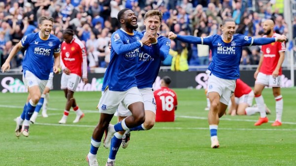 إيفرتون يتعادل مع مانشستر يونايتد 2-2 في الدوري الإنجليزي الممتاز