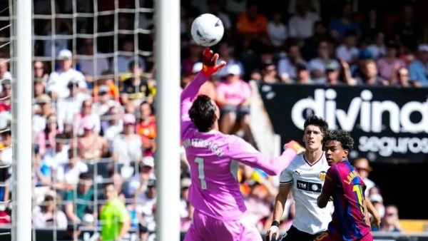 خماسيات البرسا مستمرة.. برشلونة يكتسح فالنسيا 5-0 وينفرد بصدارة الليجا