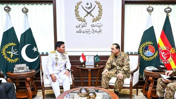قائد الجيش الباكستاني يؤكد التزام بلاده بتعزيز التعاون الدفاعي مع إندونيسيا
