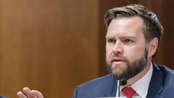 بعد دعوات المطالبة بإبطاء تطوير الذكاء الاصطناعي.. نائب الرئيس الأمريكي: أي تكنولوجيا جديدة تحمل المخاطر والمزايا