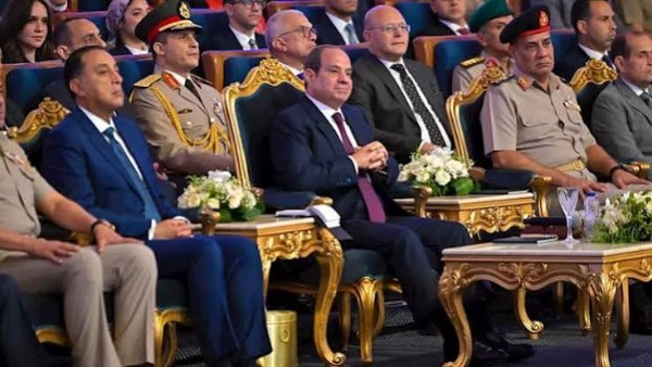 الرئيس السيسي يطالب الأسر المصرية بمساعدة الدولة في حماية الأطفال من إساءة استخدام وسائل التواصل