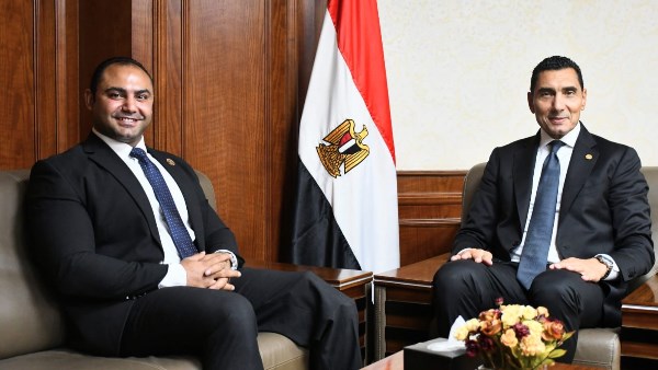 وزير الشباب والرياضة يلتقي أحمد عبداللطيف بطل الووشو كونغ فو