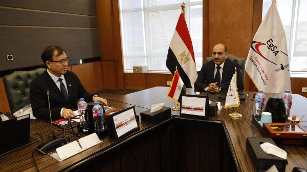 وكالة الفضاء المصرية تبحث مع الصين بناء المحطات الفضائية وتطوير الأقمار الصناعية