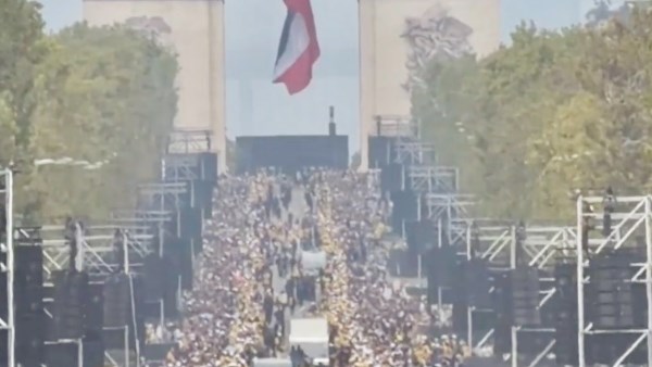 الآلاف يتوافدون على «الشانزليزيه» للمشاركة في قداس بابا الفاتيكان بالعاصمة الفرنسية