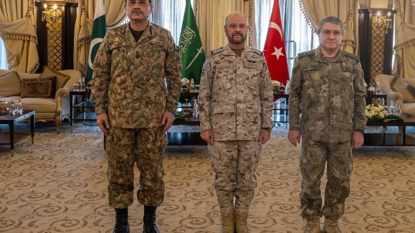 رؤساء أركان تركيا وباكستان والسعودية يبحثون تعزيز التعاون العسكري بالرياض