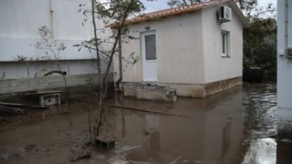 أمطار غزيرة تتسبب في فيضانات وانهيارات أرضية بجزيرتي إيفيا وسكياثوس باليونان