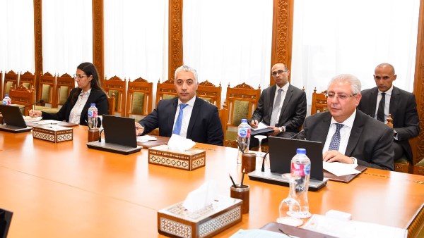 وزير الخارجية يعقد اجتماعا مع قطاع الهجرة الدولية ومكافحة الهجرة غير الشرعية والاتجار بالبشر