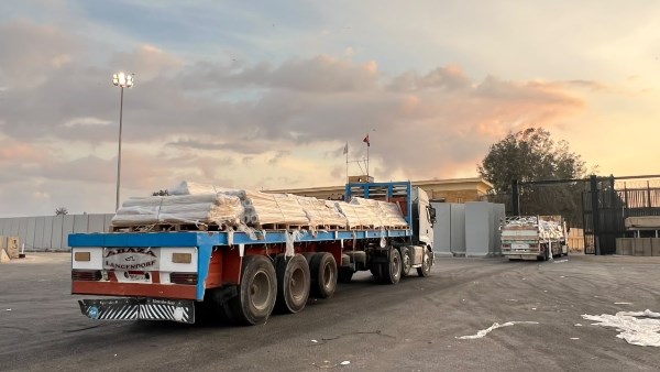 قافلة “زاد العزة” الـ 286 تدخل إلى قطاع غزة