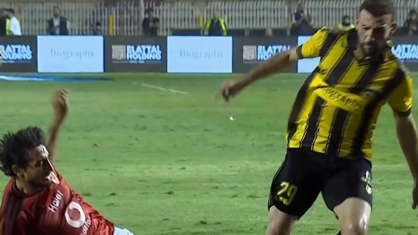 إسلام فتحي: أرضية ملعب المقاولون ليست سببًا في إصابة عمرو الجزار | خاص