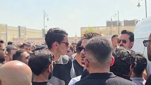 سيد عبد الحفيظ ورمضان صبحي وإكرامي يساندون شادي محمد في جنازة طليقته.. صور