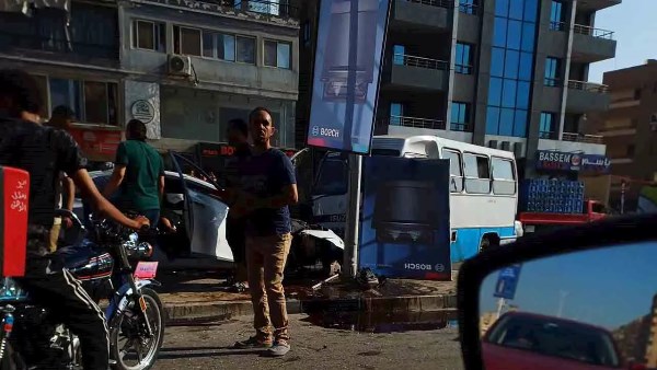 بسبب اختلال عجلة القيادة.. سيارة ملاكي تصطدم بميني باص وعمود إنارة