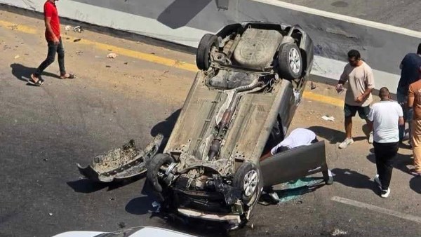 انقلاب سيارة بمحور حسب الله الكفراوي.. والدفع بمعدات ثقيلة