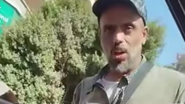 «هتدفع ولا أزعلك» .. القبض على سايس العتبة بعد فرض 30 جنيهًا للساعة مقابل الركنة