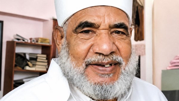 رحل بعد عودته من خطبة الجمعة.. أهالي السويس يودعون شيخا بعد وفاته في حادث