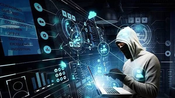 بريطانيا وأمريكا وهولندا تحذر من برامج تجسس إيرانية لاستهداف معارضين