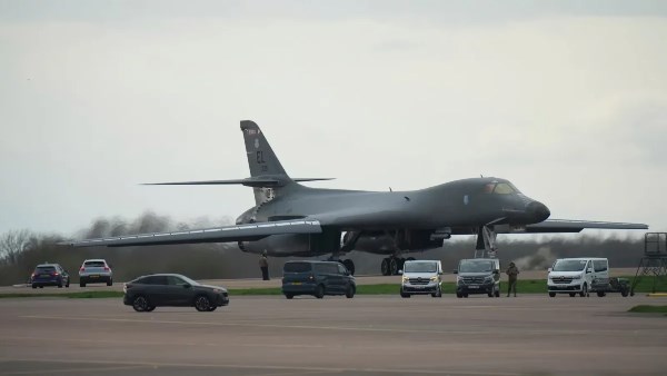 واشنطن تحرك قاذفات نووية “B-1B “من قاعدة بريطانية.. مناورة أم حرب جديدة؟