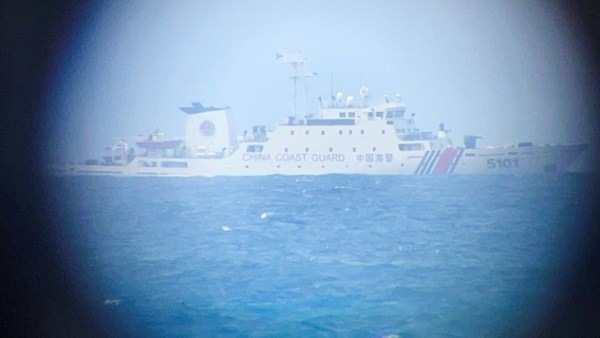 الفلبين تتهم بكين بعرقلة مهمة إمداد في بحر الصين الجنوبي وتعريض جنودها للخطر