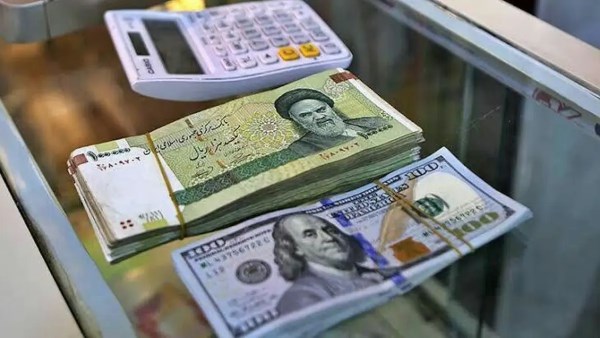 الريال الإيراني يتراجع إلى 2.19 مليون ريال للدولار الواحد