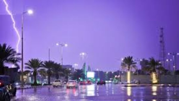 إنذار برتقالي في مكة والطائف.. أمطار متوسطة وتحذيرات من السيول والصواعق حتى فجر الاثنين