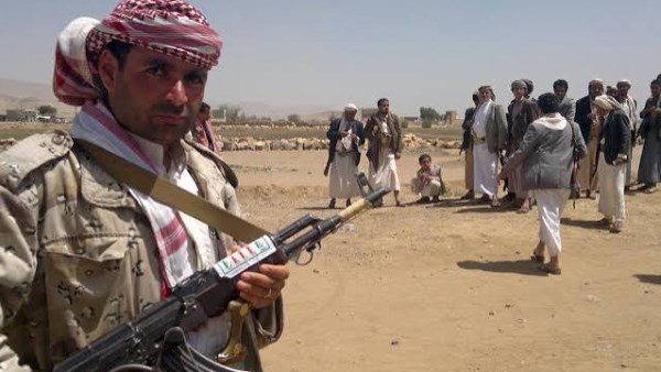 احتجاجًا على مقتل أحد عناصرهم.. مسلحون حوثيون يقطعون الطريق الساحلي المؤدي إلى الخوخة