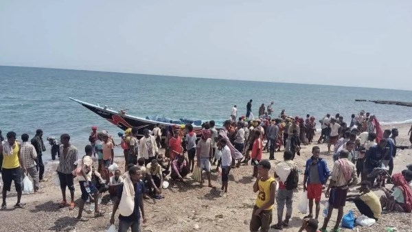 يمنيون يفرون بالقوارب إلى أفريقيا هربًا من اتساع رقعة القتال في البحر الأحمر