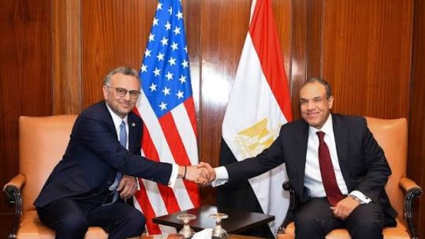 وزير الخارجية يبحث مع مستشار ترامب تطورات الأوضاع الإقليمية