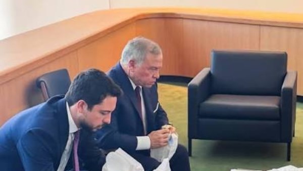 الملك عبدالله الثاني يتناول غداءً متواضعًا في الأمم المتحدة برفقة ولي العهد