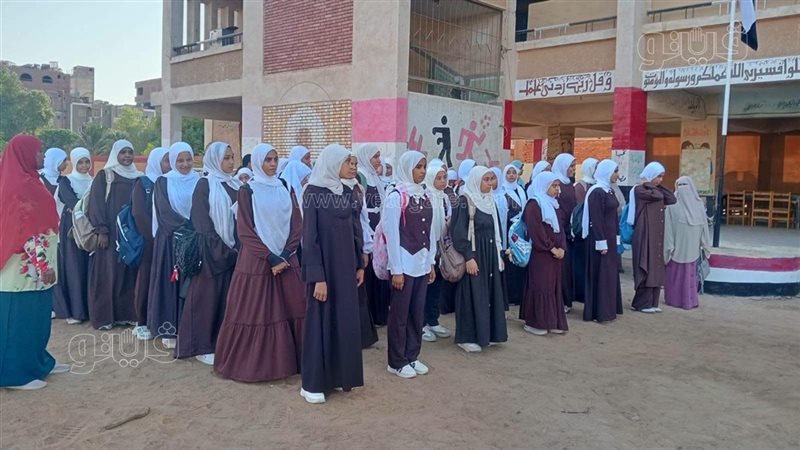 انتظام الدراسة في أول أيام العام الدراسي الجديد بأسوان (صور)
