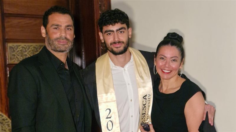 محمد عبد المنصف يحتفل بتخرج نجله من الجامعة