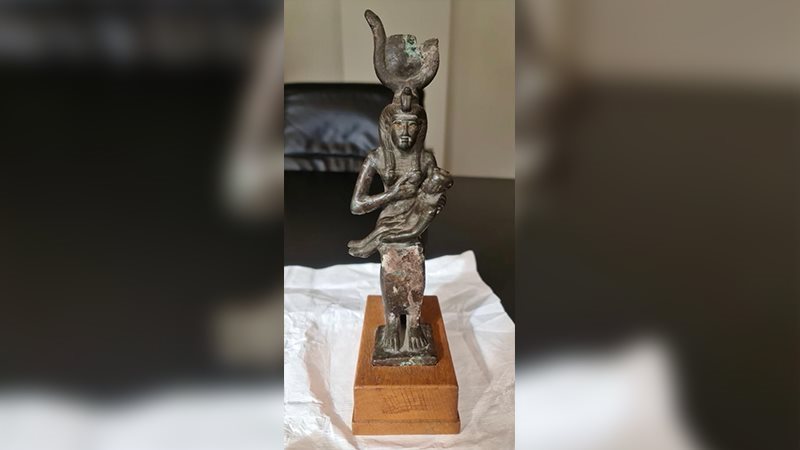 تجارة آثار “أون لاين”، تمثال من مصر القديمة ينهي مغامرة عاطل بالبساتين