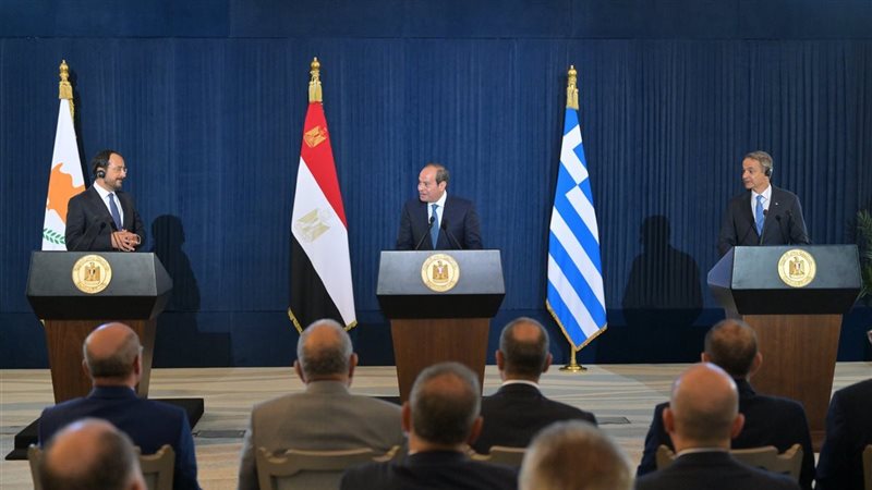 نتائج قمة العلمين.. السيسي يقود جهود تعزيز الشراكة الاستراتيجية الشاملة مع الاتحاد الأوروبي.. الإشادة بمشروع الربط الكهربائي المصري اليونانى لتعزيز أمن الطاقة وتحقيق التكامل الاقتصادي بين ضفتي المتوسط